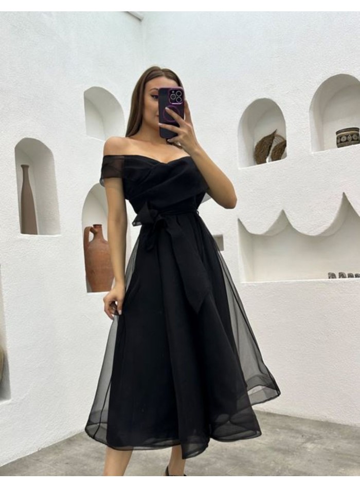 Robe de cocktail midi avec encolure bandeau et nœud à la taille