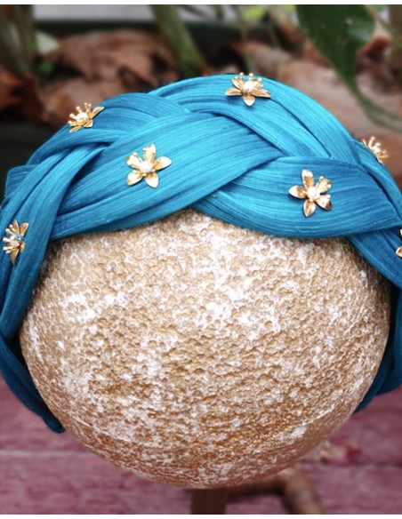 Blue braided headband with golden flowers by Cala by Lilian in INVITADISIMA.