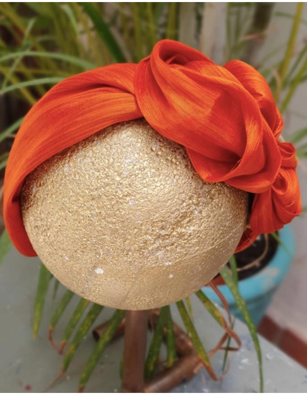 Diadema arrugada con sinamay de seda para invitada 2