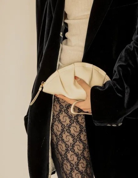 Bolso mini de mano marfil en forma de gyoza - yunyinrose Bolso mini de mano marfil en forma de gyoza - yunyinrose