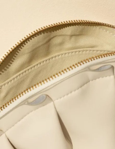 Bolso mini de mano marfil en forma de gyoza con cremallera visible Bolso mini de mano marfil en forma de gyoza con cremallera visible