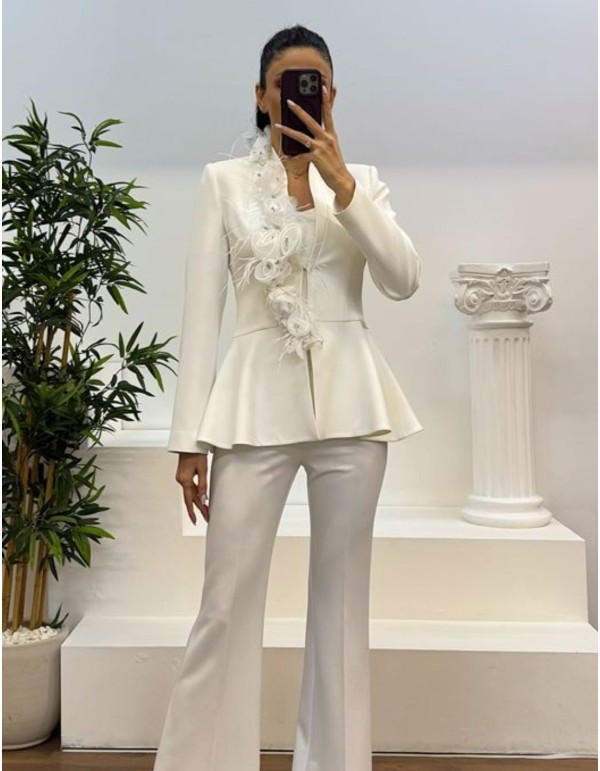 Traje dos piezas con chaqueta adorno y pantalón largo campana 2