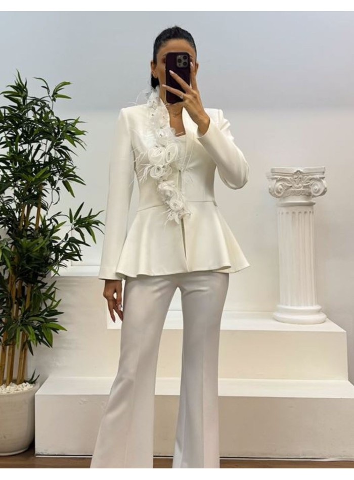 Traje dos piezas con chaqueta adorno y pantalón largo campana color crudo