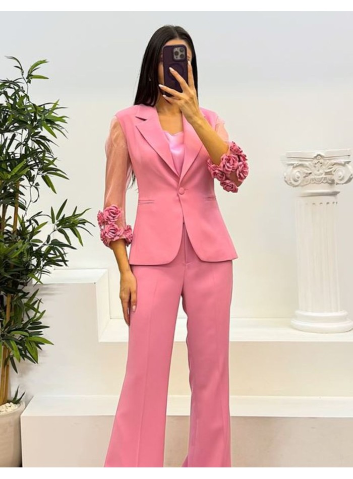 Traje de chaqueta con adorno floral y pantalón largo