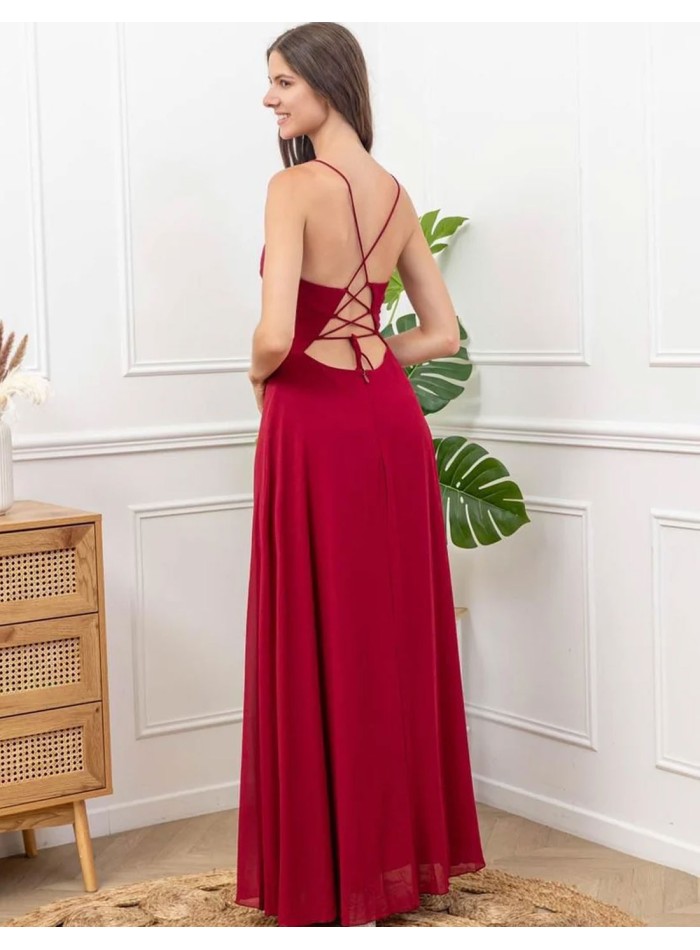 Vista trasera del vestido de fiesta largo con la espalda abierta en color rojo, ideal para bodas y eventos elegantes.