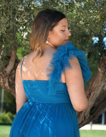 Vestido largo de tul con hombro decorado para invitada de color azul
