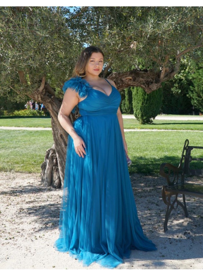 Vestido de fiesta largo de tul con hombro decorado para invitada