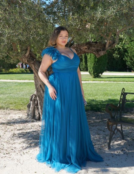 Long tulle dress with decorated shoulder for guest - Sandra Barneda