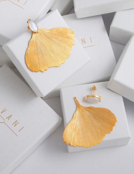 Golden earrings with leaf shape