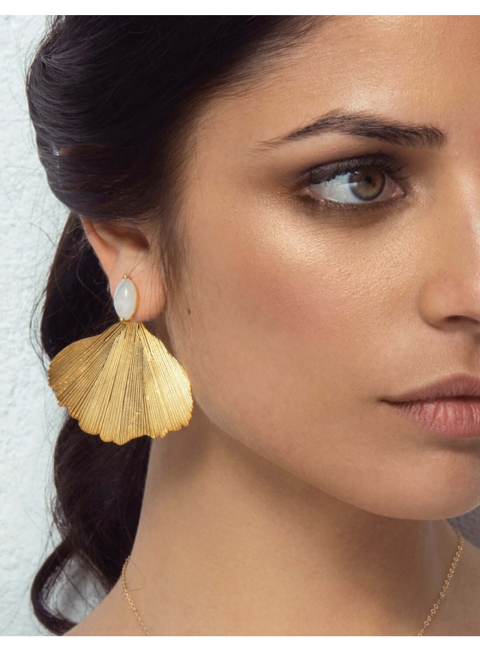 Golden earrings with leaf shape