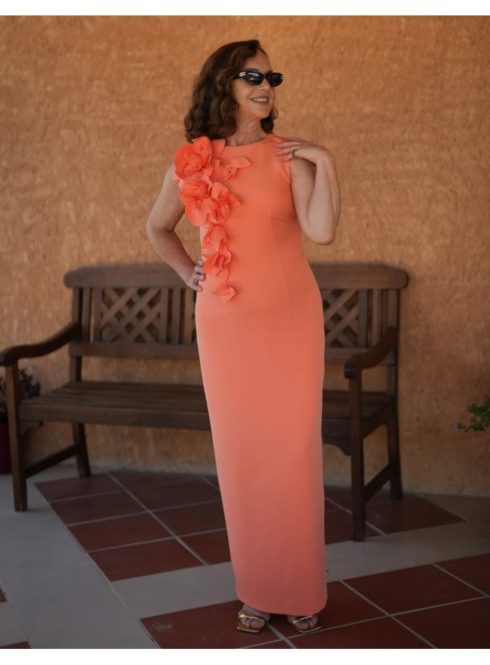 Robe longue avec encolure fermée et détails...