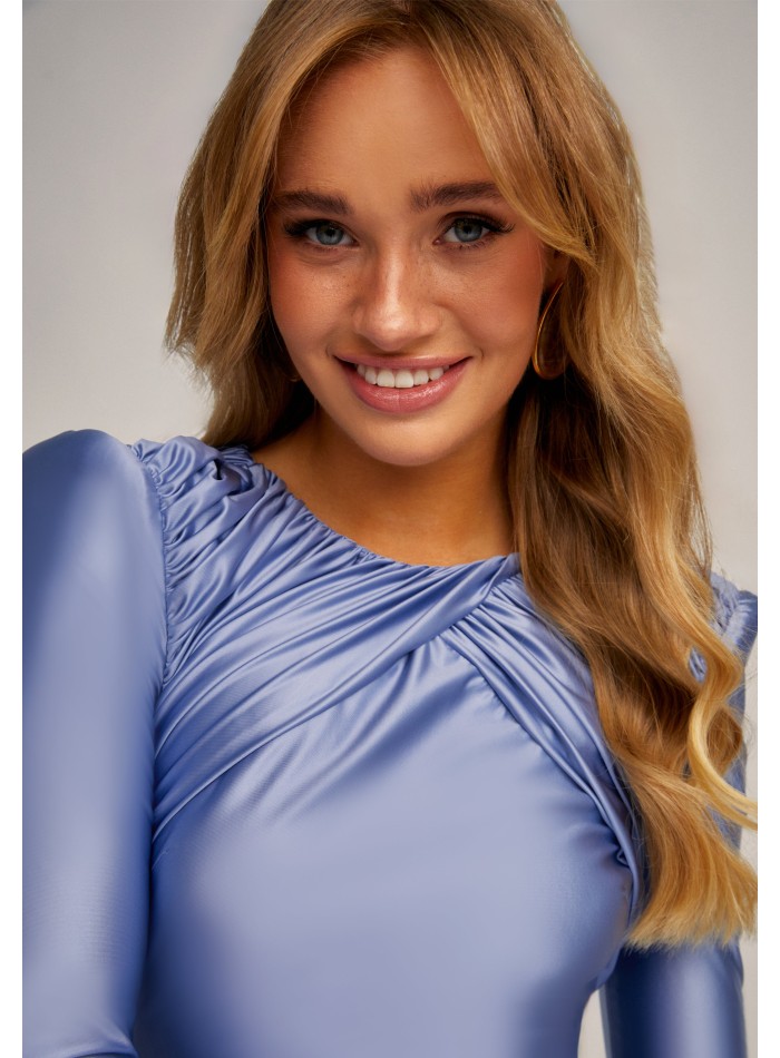 Vestido midi azul metálico con drapeado y falda de capa para invitada