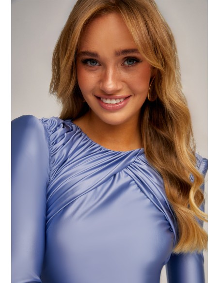 Robe midi bleu métallisé avec jupe drapée et cape