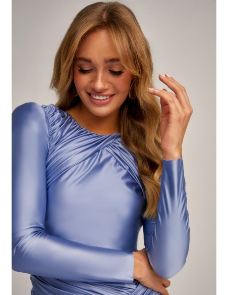 Robe midi bleu métallisé avec jupe drapée et cape
