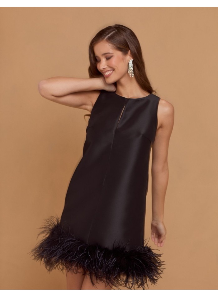 Vestido corto de fiesta negro con plumas para ocasiones especiales