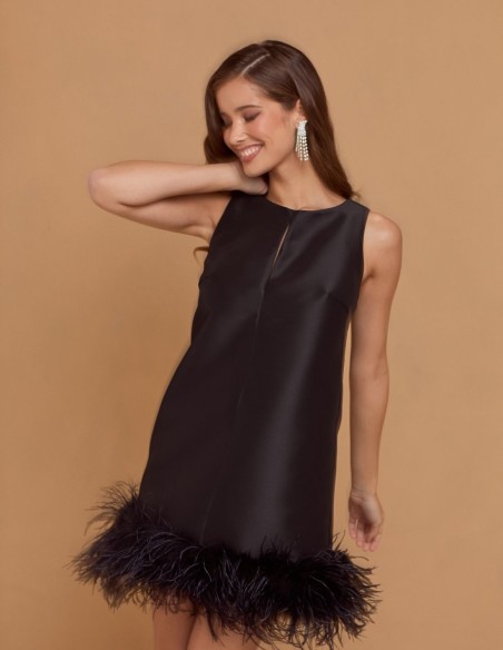 Robe de soirée noire courte avec plumes