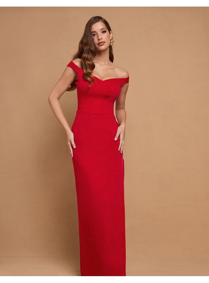 Vestido largo rojo con escote bandeau y abertura
