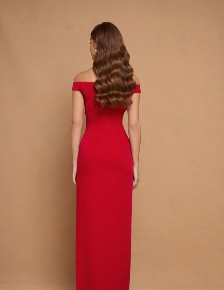 Longue robe rouge avec encolure bandeau et fente