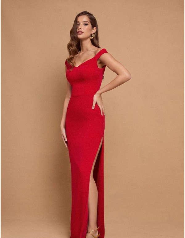 Vestido largo rojo con escote bandeau para invitada a evento