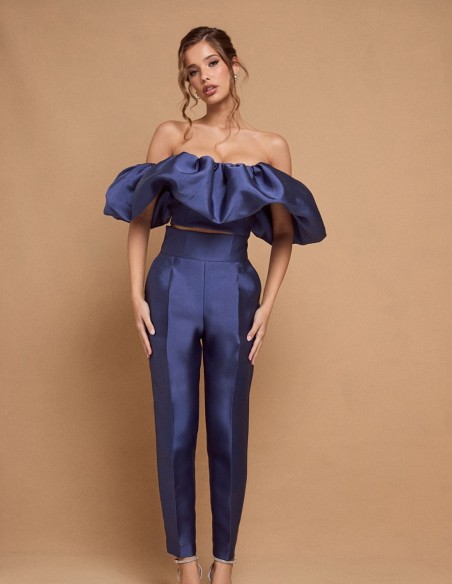 Top de fiesta azul con escote maxi volante para cenas especiales