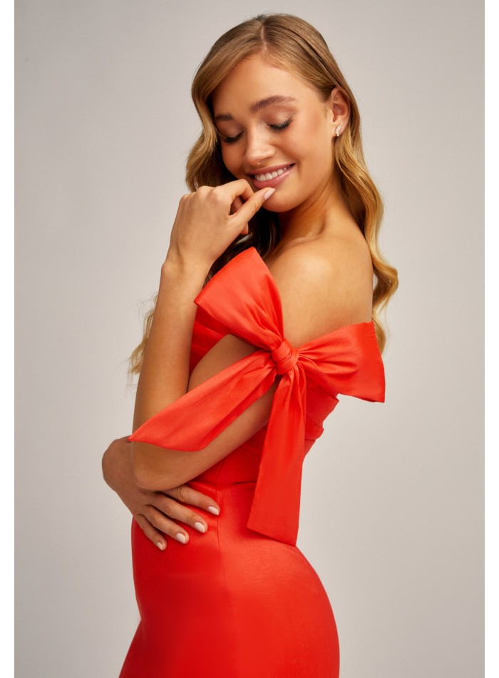 Vestido midi rojo elástico con cuerpo drapeado para eventos