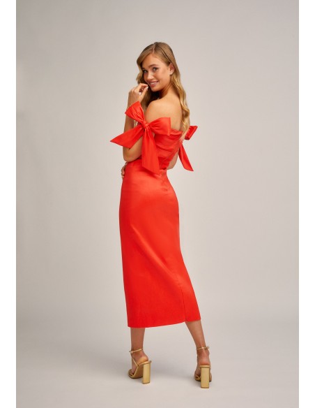 Vestido midi rojo elástico con cuerpo drapeado para bodas