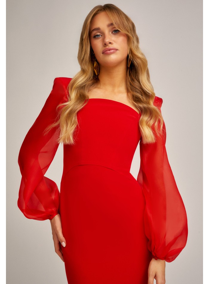 Robe longue rouge à encolure cintrée et manches...