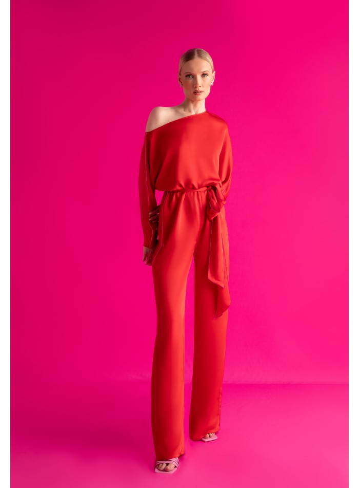 Combinaison asymétrique rouge avec manches chauve-souris et ceinture