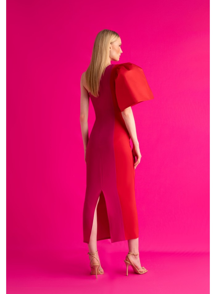 Vestido bicolor asimétrico con hombro descubierto y manga de tafetán para bodas