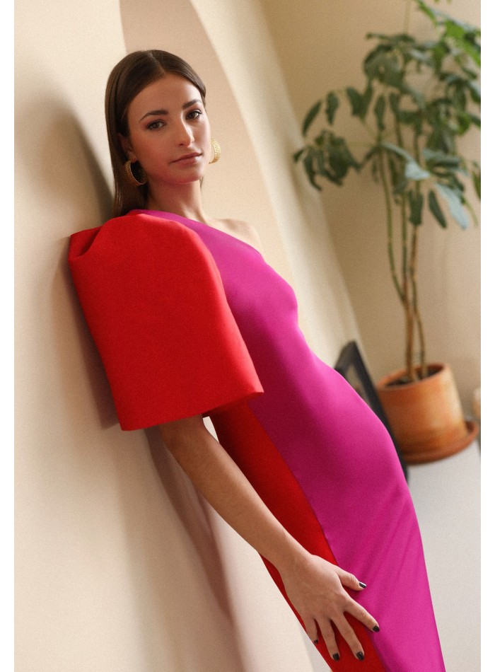 Vestido bicolor asimétrico con hombro descubierto y manga de tafetán para invitadas