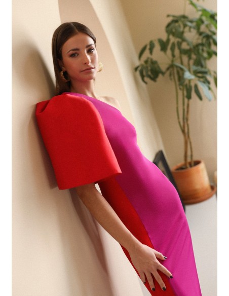 Vestido bicolor asimétrico con hombro descubierto y manga de tafetán para invitadas
