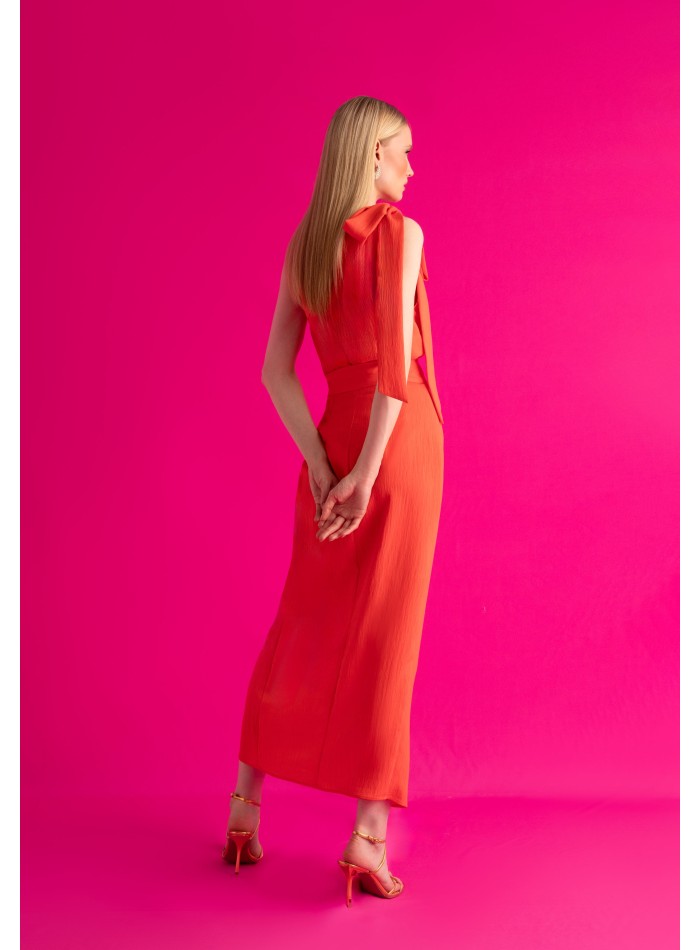 Top asimétrico naranja con lazada en el hombro