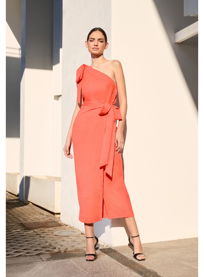 Top asimétrico naranja con lazada en el hombro