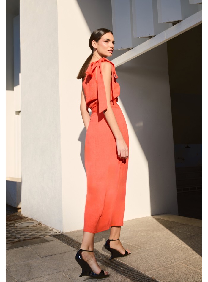 Top asimétrico naranja con lazada en el hombro