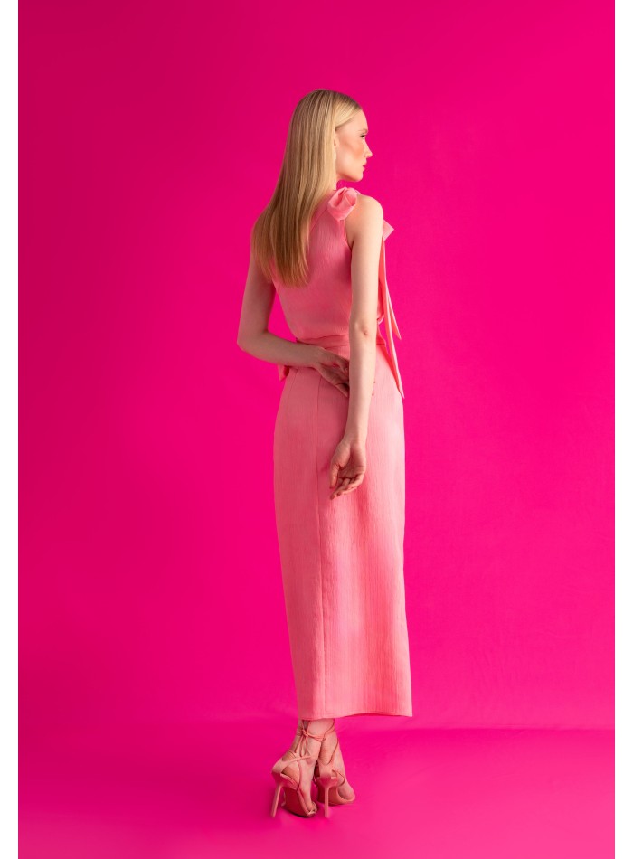 Top rose asymétrique avec laçage sur l'épaule