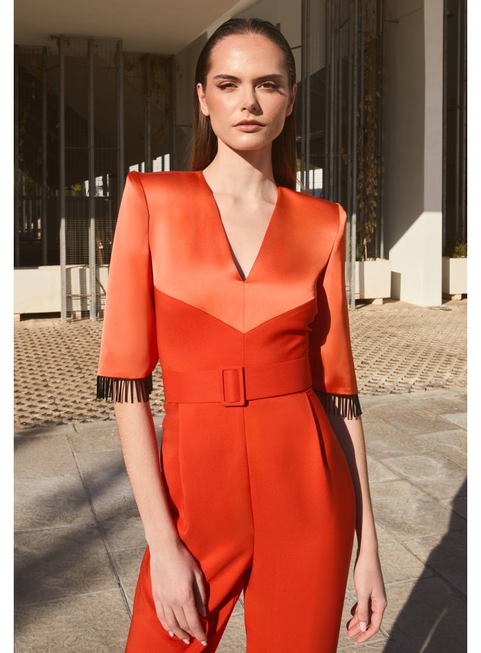 Mono de fiesta naranja en crepé satén con flecos de cristal para eventos