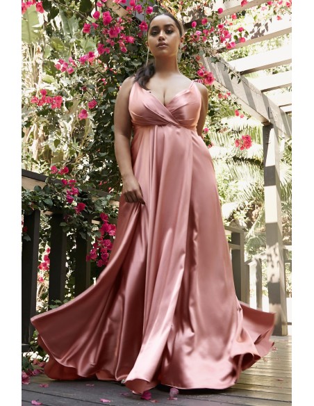 Longue robe de soirée en satin avec encolure croisée et fendue