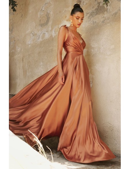 Evening dress in satin with crossed neckline and slit