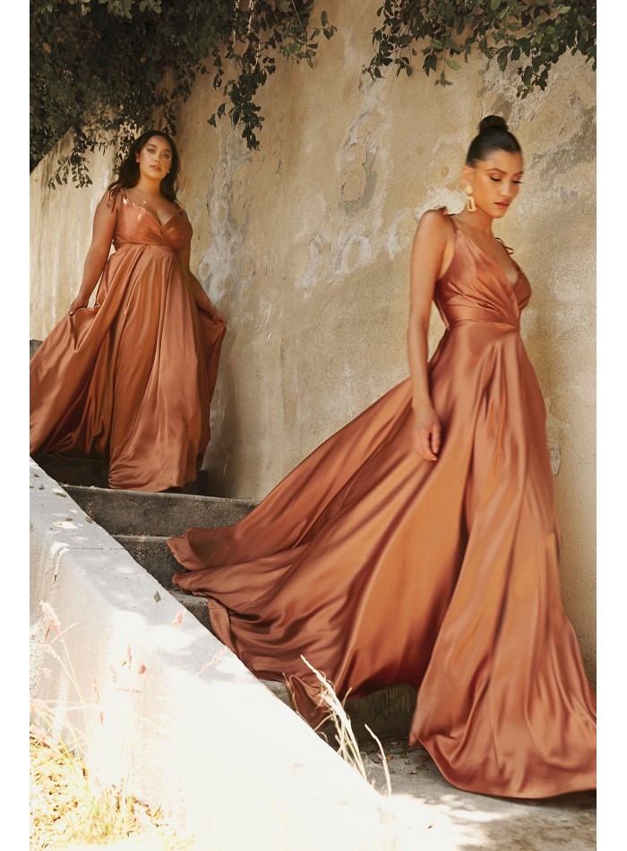 talla grande del vestido de invitada en saten con abertura