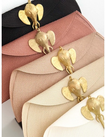 Bolso de rafia con cierre de elefante en bronce