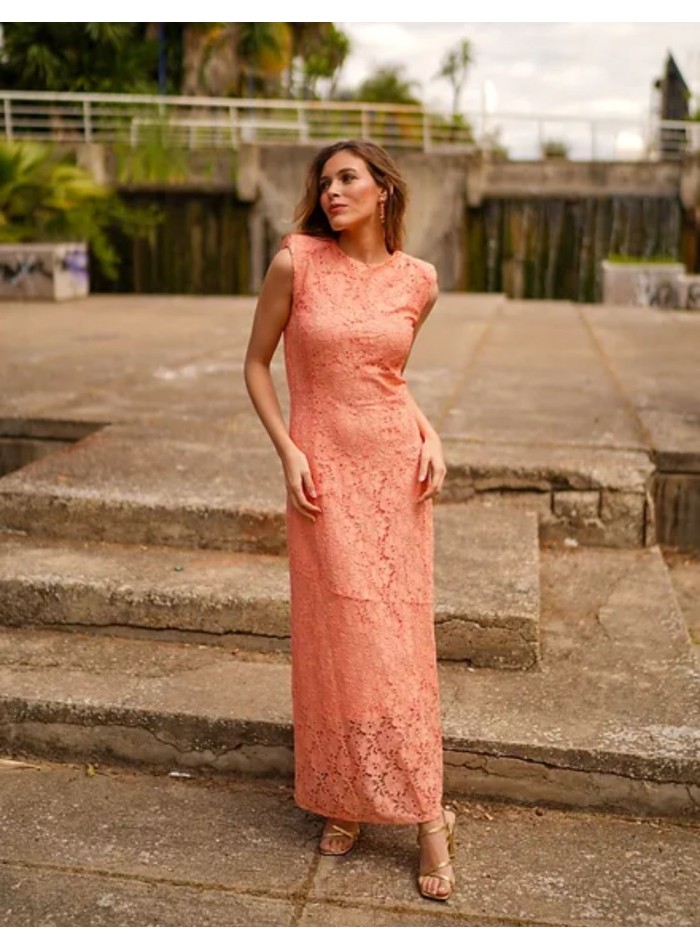Vestido midi coral para invitada de boda de dia