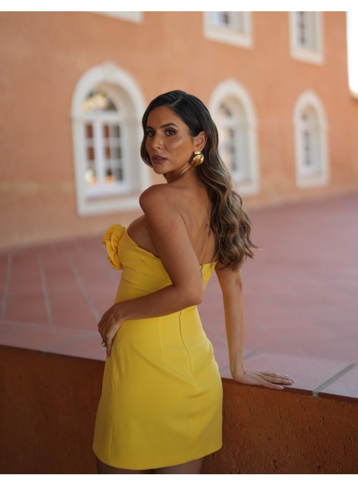 Vestido corto amarillo palabra de honor con flores