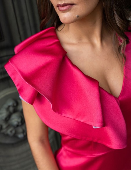 Short party dress with ruffle at the neckline