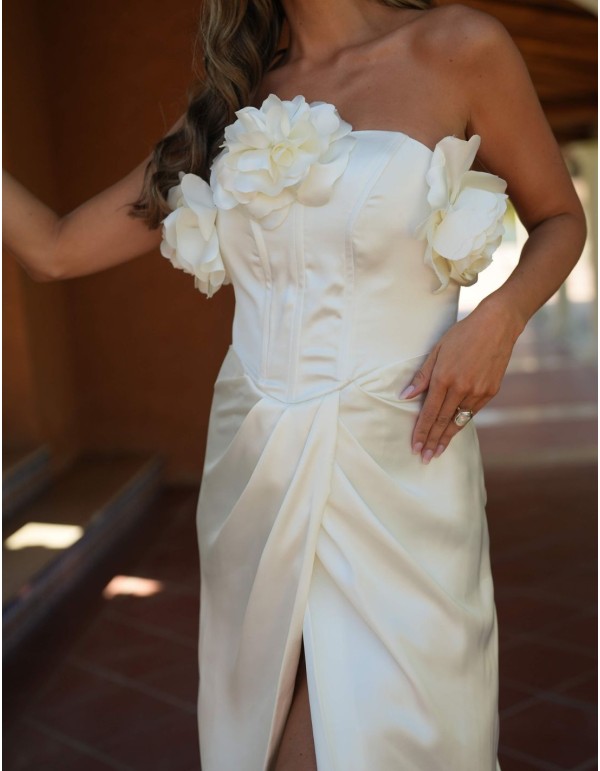 Longue robe blanche avec fente latérale et détails floraux 2