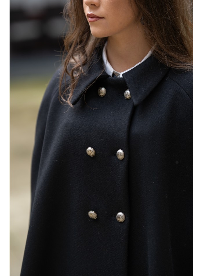 Long manteau noir avec boutons sur le devant