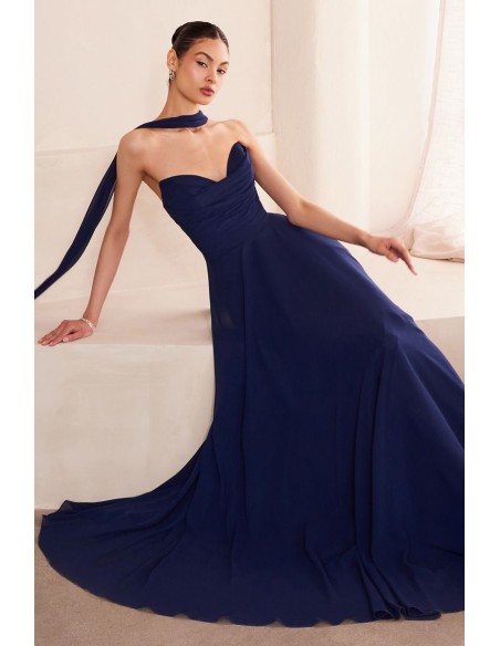 Robe d'invité longue et sans bretelles avec châle assorti