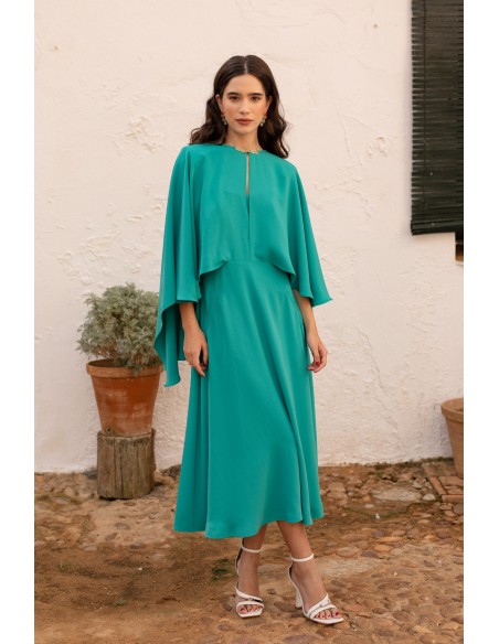 Vestido midi turquesa con capa asimétrica para invitada