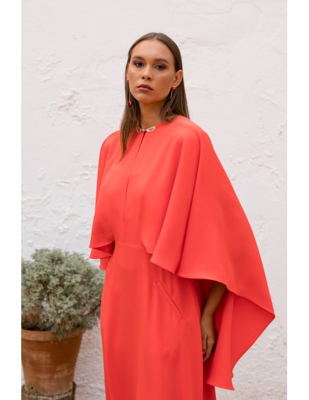 Robe midi corail avec cape asymétrique