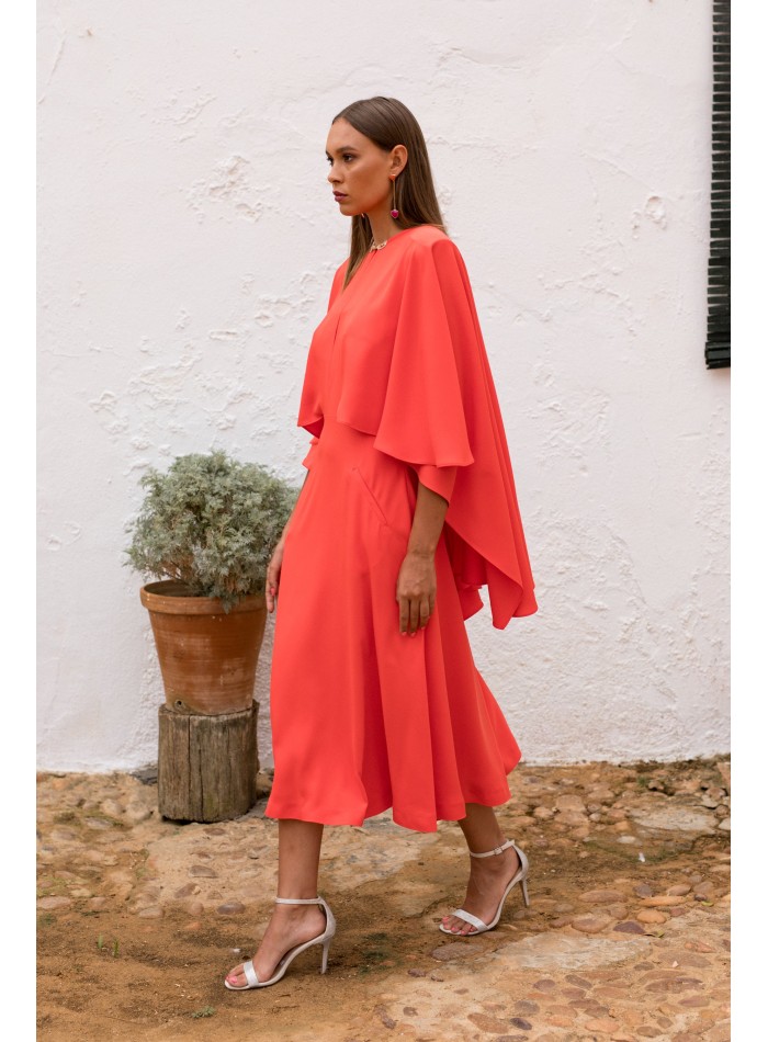 Robe midi corail avec cape asymétrique