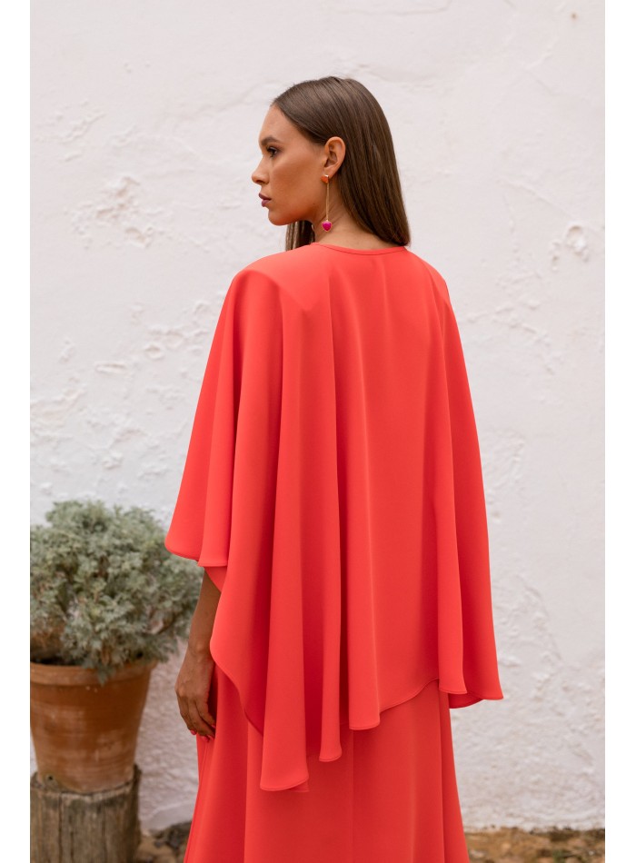 Vestido midi coral con capa asimétrica para invitadas